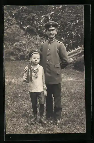 AK Mann in Eisenbahner-Uniform mit 6 jährigem Sohn