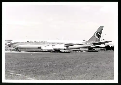 Fotografie Flugzeug Boeing 707, Passagierflugzeug der Taag Angola Airlines, Kennung 5Y-BFC