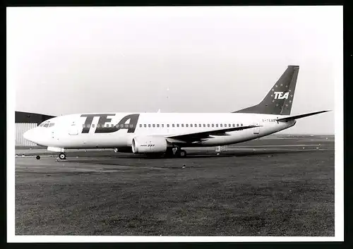 Fotografie Flugzeug Boeing 737, Passagierflugzeug der TEA, Kennung G-TEAB
