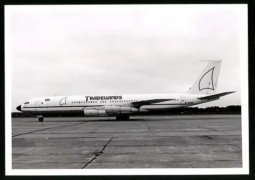 Fotografie Flugzeug Boeing 707, Passagierflugzeug der Tradewinds, Kennung G-BNGH
