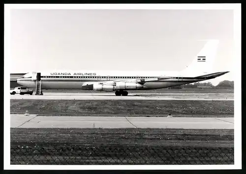 Fotografie Flugzeug Boeing 707, Passagierflugzeug der Uganda Airlines, Kennung 5X-UAL