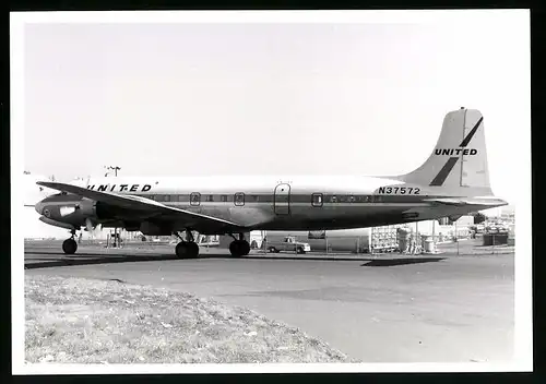 Fotografie Flugzeug Douglas DC-6, Passagierflugzeug der United, Kennung N37572
