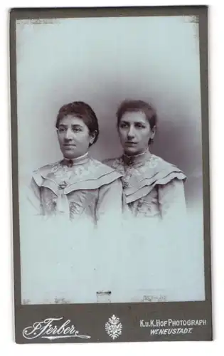 Fotografie Josef Ferber, Wr. Neustadt, Bahngasse 30, Zwei junge Frauen in weissen Kleidern