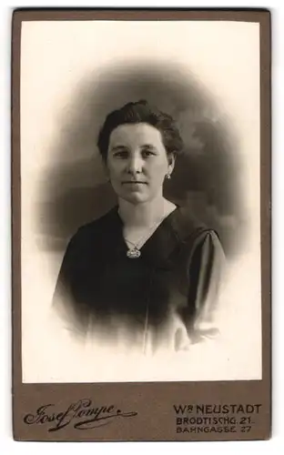 Fotografie Josef Pompe, Wr. Neustadt, Brodtischgasse 21, Frau in schwarzem Kleid mit Medaillon