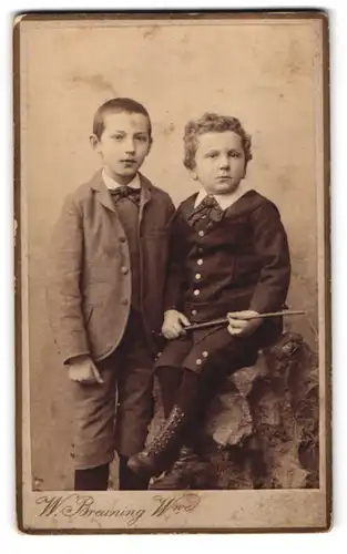 Fotografie W. Breuning, Hamburg, Berg-Strasse 26, Zwei Jungen in kuzen Hosen mit Fliegen