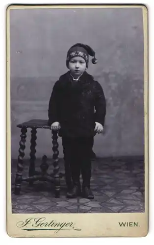 Fotografie F. Gertinger, Wien, Margarethenstrasse 28, Kleiner Junge mit Zipfelmütze und dunklem Anzug