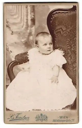 Fotografie L. Forstner, Wien, XVIII. Währinger Gürtel 25, Baby im Taufkleid