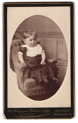 Fotografie H. Lorenz, Güstrow, Pferdemarkt 45, Kleines Mädchen mit ängstlichem Blick in kurzärmeligem Kleid