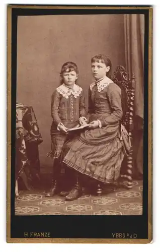 Fotografie Heinrich Franze, Ybbs an der Donau, Zwei Mädchen in Kleidern mit Spitzenkragen