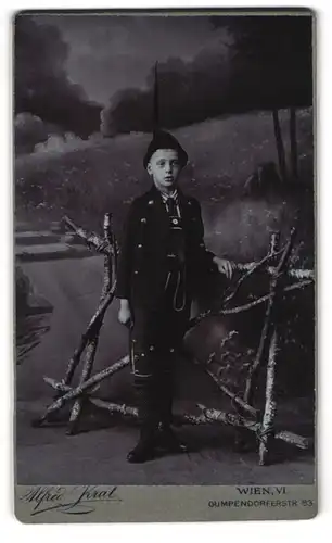 Fotografie Alfredo Kral, Wien, VI., Gumpendorferstrass 83, Junge in Trachtenanzug vor Landschaftskulisse