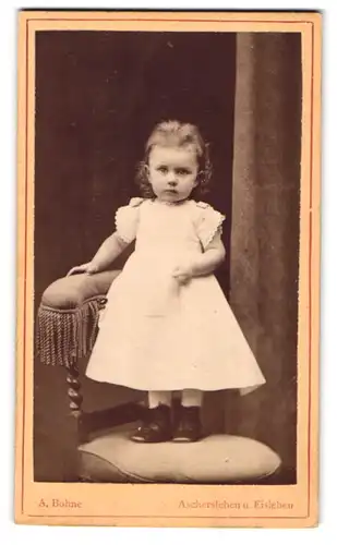 Fotografie Albert Bohne, Aschersleben, Markt 25, Kleines Mädchen in weissem kurzärmeligen Kleid