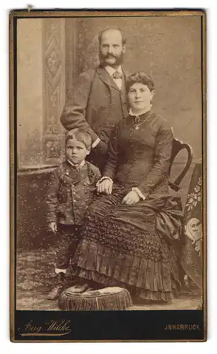 Fotografie August Wilcke, Innsbruck, Rudolfstrasse, Vater, Mutter und Kind in festlicher Kleidung