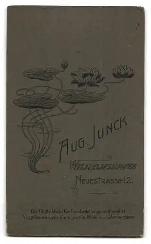 Fotografie Aug. Junck, Wilhelmshaven, Neuestrasse12, Paar mit ernstem Gesichtsausdruck im Sonntagsstaat