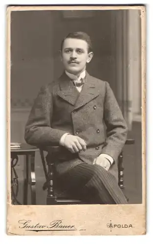 Fotografie Gustav Bauer, Apolda, Obere Bahnhof-Str. 9, Junger Herr in Anzugjacke mit Fliege