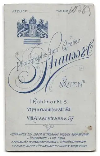 Fotografie Strauss & Co., Wien, Kohlmarkt 5, Junge Dame in zeitgenössischer Kleidung