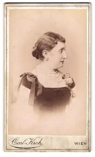 Fotografie Carl Kroh, Wien-Josefstadt, Piaristengasse 20, Bürgerliche Dame mit Perlenkette