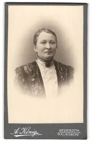 Fotografie Anton König, Neustadt a. d. Tafelfichte, Marktplatz 315, Bürgerliche Dame mit Halskette