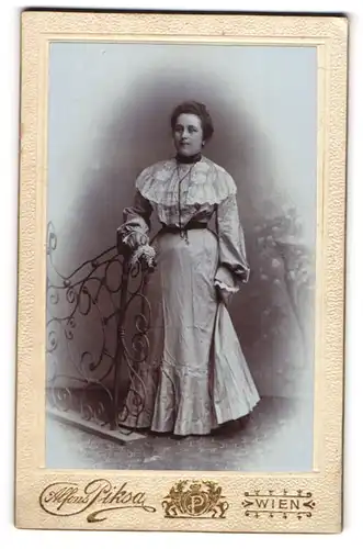 Fotografie Alfons Piksa, Wien-Wieden-Hernals, Lacknergasse 9, Junge Dame im hübschen Kleid