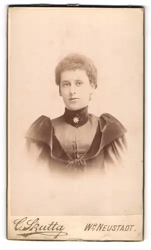 Fotografie C. Skutta, Wiener Neustadt, Junge Dame im Kleid mit Kragenbrosche