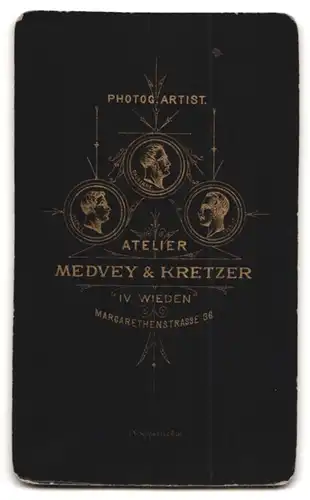 Fotografie Medvey & Kretzer, Wien-Wieden, Margarethenstr. 36, Bürgerliche Dame mit Amulett