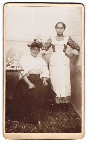 Fotografie unbekannter Fotograf und Ort, Bürgerliche Dame und Frau im Kleid mit Schürze
