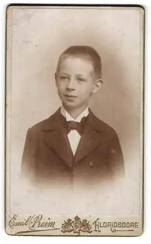 Fotografie Emil Preim, Floridsdorf, Pragerstr. 17, Junger Mann im Anzug mit Fliege