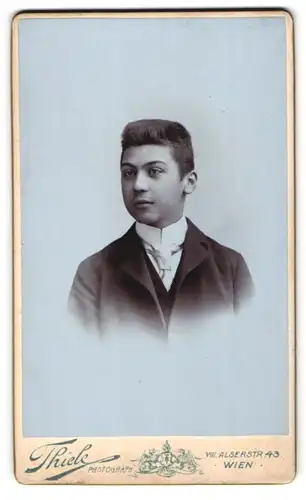 Fotografie Robert Thiele, Wien, Alserstr. 43, Junger Herr im Anzug mit Krawatte