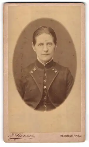 Fotografie F. Grainer, Reichenhall, Ältere Dame mit zurückgebundenem Haar