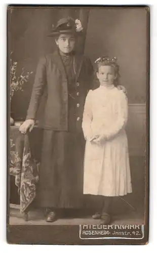 Fotografie Wilhelm Knarr, Rosenheim, Innstr. 42, Bürgerliche Dame mit einem Mädchen