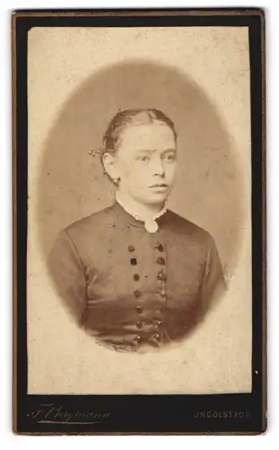 Fotografie F. Bergmann, Ingolstadt, Theresienstr. 329, Junge Dame mit Kragenbrosche