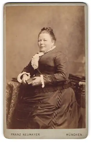 Fotografie Franz Neumayer, München, Neuhauserstr. 29, Beleibte Dame in hübscher Kleidung mit Buch