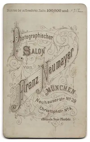 Fotografie Franz Neumayer, München, Neuhauserstr. 29, Beleibte Dame in hübscher Kleidung mit Buch