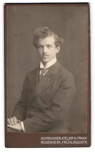Fotografie K. Frank, Rosenheim, Frühlingsstr., Junger Herr im Anzug mit Krawatte