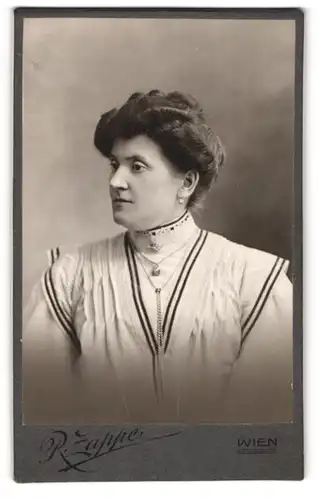 Fotografie R. Zappe, Wien, Favoritenstr. 81, Bürgerliche Dame mit hochgestecktem Haar