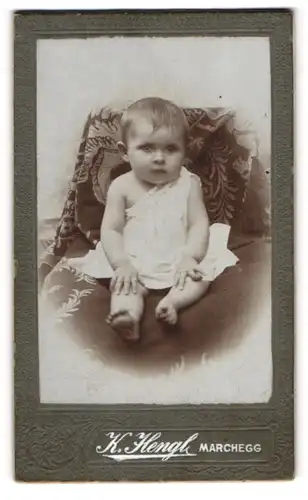 Fotografie Karl Hengl, Marchegg, Süsses Kleinkind im Hemd mit nackigen Füssen