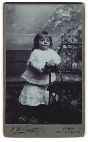 Fotografie J. Wiesinger, Wien, Linzerstr. 123, Kleines Mädchen in modischer Kleidung