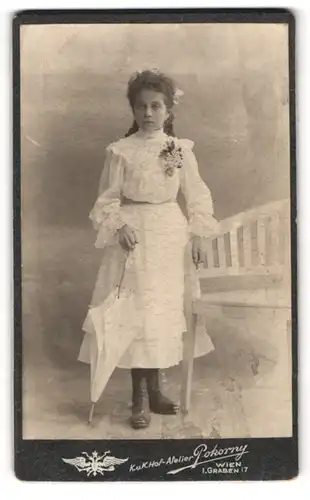 Fotografie Rupert Pokorny, Wien, Mariahilferstr. 55, Junge Dame im weissen Kleid mit Schirm