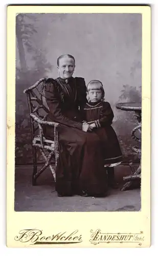 Fotografie F. Boettcher, Landeshut i /Schl., Ältere Dame im Kleid mit kleinem Mädchen