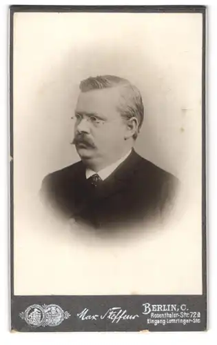 Fotografie Max Steffeur, Berlin-C., Rosenthaler-Str. 72 a, Bürgerlicher Herr mit Brille und Moustache