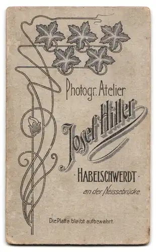 Fotografie Josef Hiller, Habelschwerdt, Junge Dame im modischen Kleid