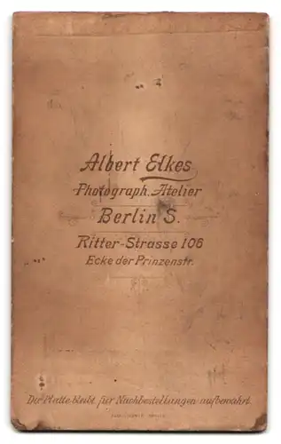 Fotografie Albert Elkes, Berlin-S., Ritter-Str. 106 Ecke der Prinzenstr., Bürgerliches Paar in hübscher Kleidung