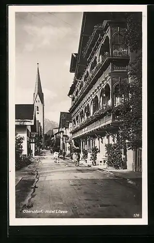 AK Oberstdorf, Hotel Löwen mit Kühen und Kirche