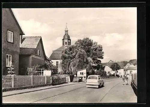 AK Schnellbach /Kr. Schmalkalden, Strassenpartie mit Kirche und Bushaltestelle