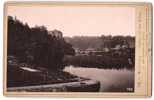 Fotografie Ernst Roepke, Wiesbaden, Ansicht Weilburg a. d. Lahn, Lahnpartie mit Schloss und Gebück