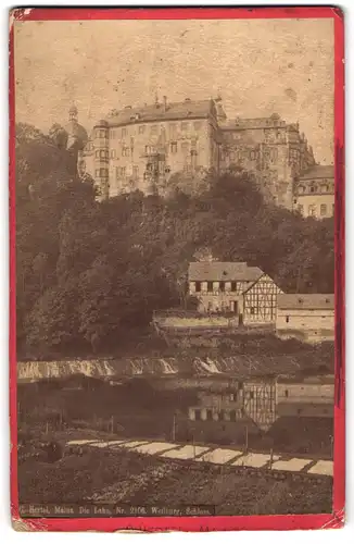 Fotografie C. Hertel, Mainz, Ansicht Weilburg a. d. Lahn, Lahnpartie mit Häusern am Fusse des Schlosses