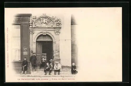 AK La Pacaudière, pres Roanne - Porte du petit Louvre