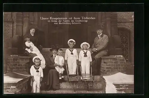 AK Die Kronprinzessin von Mecklenburg im ihrem Töchtern im Kreise der Familie des Grossherzogs