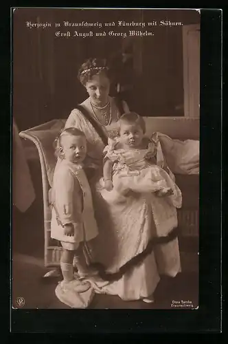 AK Herzogin von Braunschweig mit Söhnen