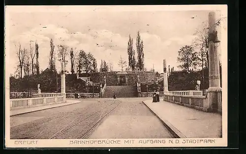 AK Erfurt, Bahnhofsbrücke mit Aufgang nach dem Stadtpark