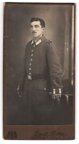 Fotografie Ernst Rettig, Mannheim, Breitestrasse, Soldat in Garde-Uniform